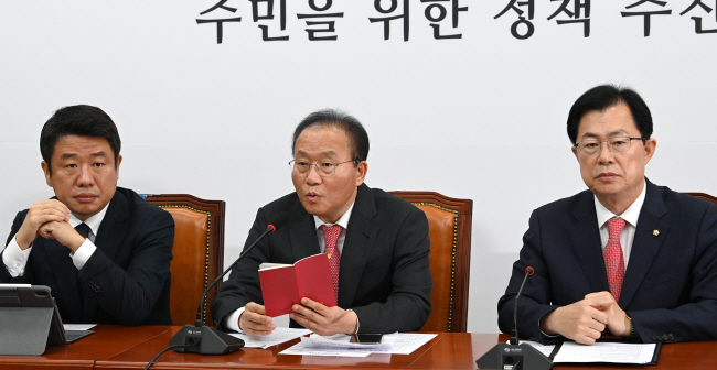 윤재옥(가운데) 국민의힘 원내대표가 5일 오전 국회에서 열린 원내대책회의에 참석해 모두발언을 하고 있다. 왼쪽부터 유의동 정책위의장, 윤 원내대표, 이만희 사무총장. 곽성호 기자