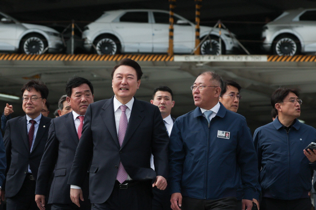 지난 3월 현대차 울산공장을 찾은 윤석열(앞줄 왼쪽) 대통령과 정의선(〃오른쪽) 현대차그룹 회장이 자동차 전용선인 ‘글로비스 스카이호’ 갑판에서 대화하고 있는 모습. 대통령실사진기자단 제공