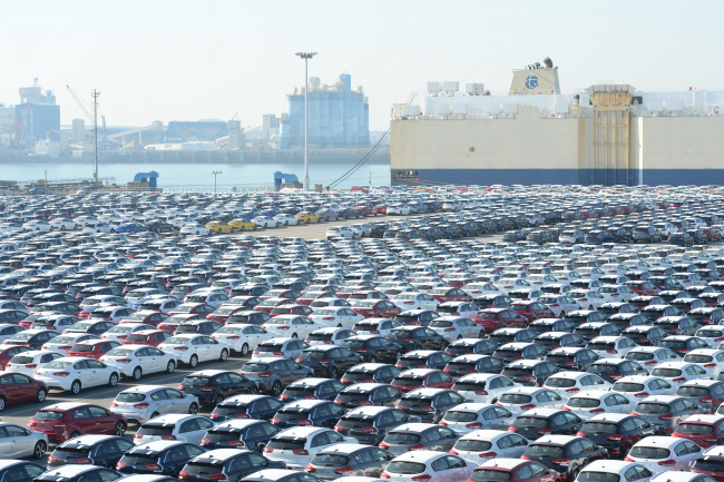 5일 ‘제60회 무역의 날’을 맞아 현대자동차가 ‘300억 달러 수출의 탑’, 기아가 ‘200억 달러 수출의 탑’을 받은 가운데 현대차 울산공장에서 생산된 차들이 부두에서 선적을 기다리고 있다. 현대자동차 제공