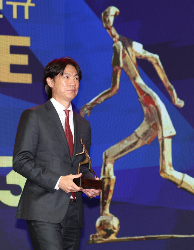 지난 4일 2023 하나원큐 K리그 대상 시상식에서 K리그1 감독상을 받은 홍명보 울산 현대 감독.   뉴시스