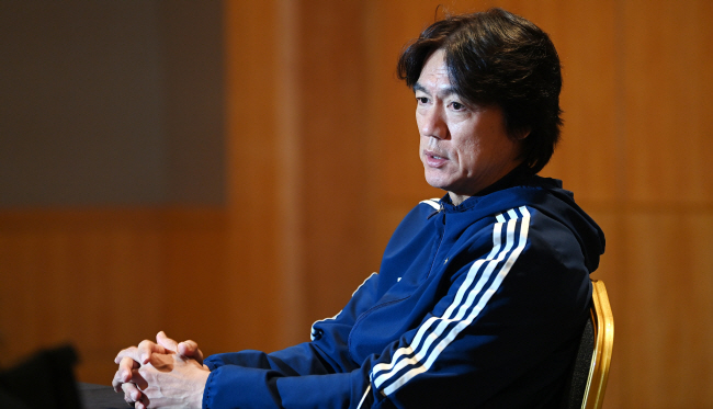 홍명보 울산 현대 감독이 지난달 25일 인천 중구 운서동 그랜드하얏트 인천에서 인터뷰에 응하고 있다.   백동현 기자