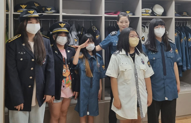 울산동구가족센터 프로그램에 참여한 학생들이 지난 7월 26일 울산 남부 청소년 경찰학교에서 경찰 직업 체험을 하고 있는 모습.  초록우산 제공