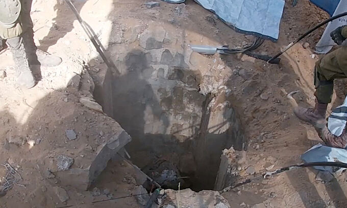 지난 3일(현지시간) 이스라엘군(IDF)이 가자지구 작전 도중 발견했다고 밝힌 팔레스타인 무장 정파 하마스의 지하 터널 입구. IDF 제공 영상 캡처