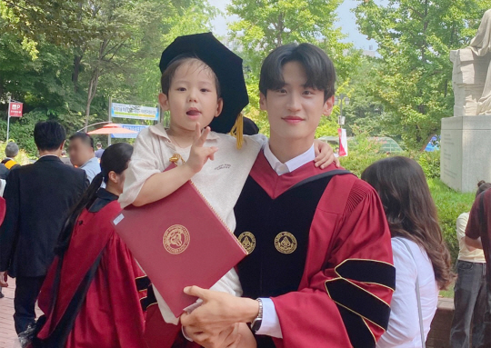 지난 8월 세종대학교 제 81회 후기 학위수여식에서 박사 학위를 받은 이대훈(31)이 아들과 기념촬영을 하는 모습. 세종대 제공.