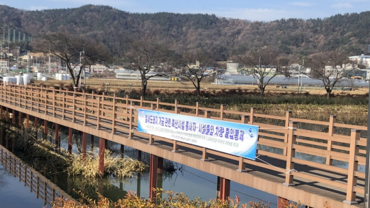 경북 구미시 지산샛강 야생조류에서 고병원성 조류인플루엔자(AI)가 검출된 가운데 축산 시설 출입 차량 등의 출입을 통제하는 현수막이 걸려 있다. 경북도청 제공