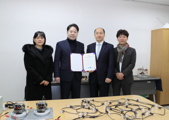 6일 경남대에서 박건(왼쪽 세번째) 위즈블 대표이사와 경남대 관계자가 업무협약을 하고 있다. 경남대 제공