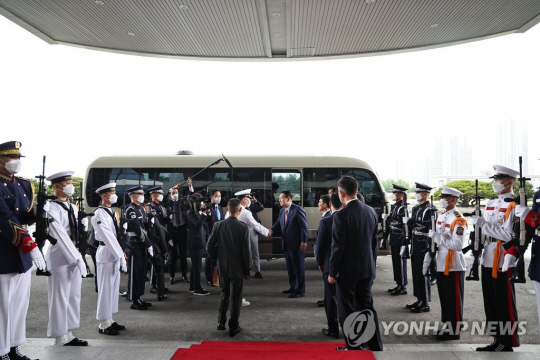 윤석열 대통령이 지난해 6월9일  서울 용산 대통령실에서 천안함 폭침·제2연평해전·연평도 포격전·목함지뢰 사건 등 북한의 도발에 맞서 싸운 호국영웅과 유족들을 초청해 오찬을 가졌다. 사진은 제2연평해전 영웅 이희완 대령과 악수하는 모습. 연합뉴스
