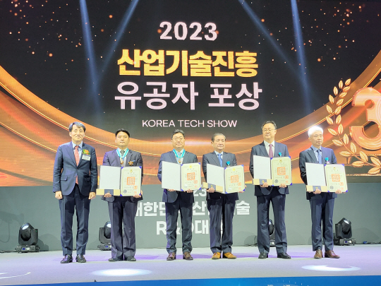 산업기술진흥 유공자 포상 시상식에서 KAI 임직원이 수상했다. 왼쪽부터 첫번째 장영진 산업부 차관, 2번째 서성조 KAI 수석연구원. 한국항공우주산업(KAI) 제공