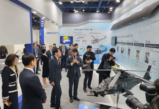 한국항공우주산업(KAI)이 6일부터 열린 ‘2023 대한민국 산업기술 R&D 대전‘에 참가했다. 왼쪽부터 3번째 장영진 산업부 차관, 4번째 태진수 KAI 상무. 한국항공우주산업(KAI) 제공