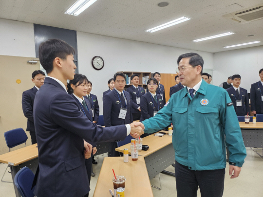 김선호 국방부차관이 6일 오후 중앙대학교 학군단을 방문해 서울권역 5개 대학(중앙대, 서울대, 동국대, 국민대, 상명대) 학군장교후보생들을 만나 학군장교 지원율을 높일 방안에 대한 간담회를 실시한 뒤 참석한 후보생과 악수하며 격려하고 있다. 국방부 제공