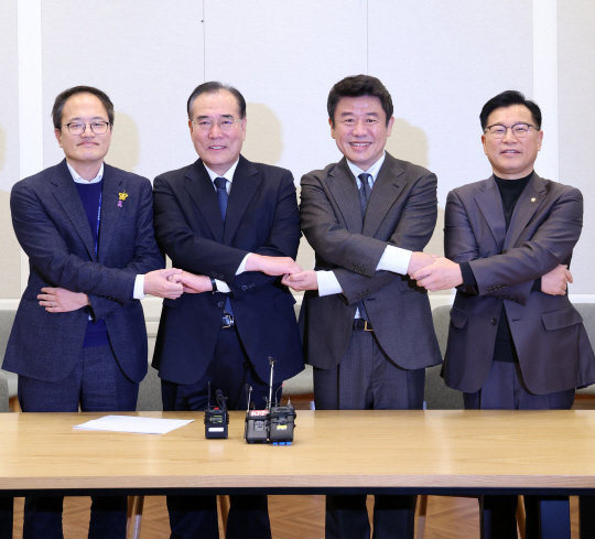 유의동(왼쪽 세 번째) 국민의힘 정책위의장과 이개호(왼쪽 두 번째) 더불어민주당 정책위의장이 6일 오후 서울 여의도 국회에서 열린 여야 2+2 합의체 회의에 참석해 기념촬영을 하고 있다. 왼쪽부터 박주민 민주당 원내수석부대표, 이 정책위의장, 국민의힘의 유 정책위의장, 이양수 원내수석부대표. 뉴시스