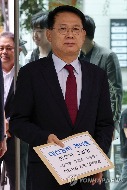 국민의힘 미디어커뮤니케이션특별위원회 위원장인 윤두현 의원이 지난 9월 14일 오후 서울 종로구 서울경찰청에 ‘김만배-신학림 대장동 허위 인터뷰 의혹’과 관련해 전·현직 라디오 시사 프로그램 진행자 김어준·주진우·최경영 씨를 고발하기 위해 이동하는 모습. 기사와는 무관. 연합뉴스.