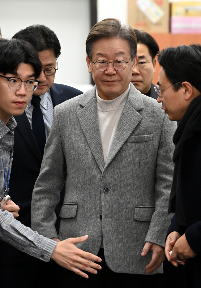 이재명 더불어민주당 대표가 6일 오전 국회에서 열린 최고위원회의에 참석하기 위해 회의실로 들어서고 있다.  곽성호 기자