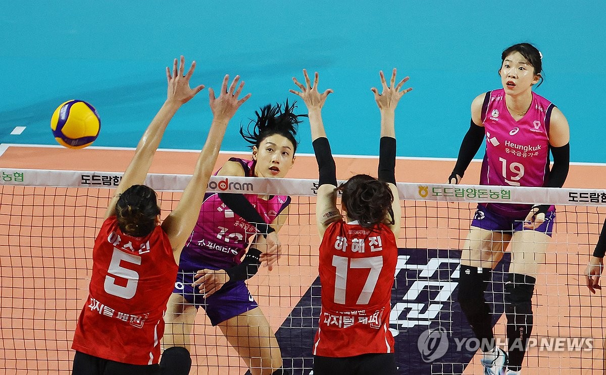 (인천=연합뉴스) 5일 인천 삼산월드체육관에서열린 프로배구 V리그 여자부 흥국생명과 페퍼저축은행의 경기. 흥국생명 김연경이 스파이크하고 있다. 2023.12.5