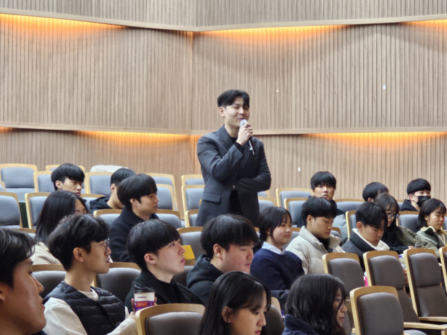 전남대 소프트웨어공학과 4학년생 서완석 씨가 같은 달 18일 전남대에서 열린 수료식에서 발표하는 모습. 카카오 제공