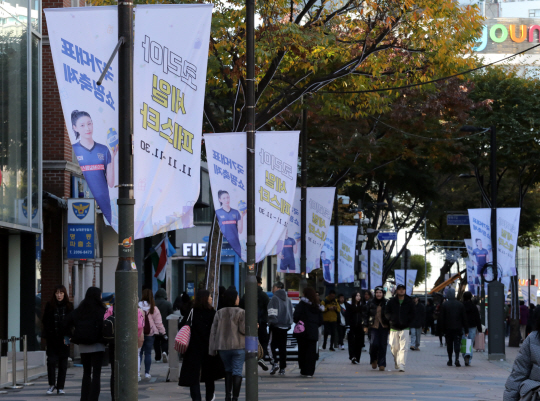서울 명동 거리가 시민과 관광객들로 북적이고 있다.