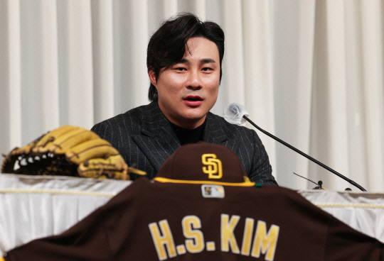 샌디에이고 파드리스의 김하성이 지난 11월 20일 서울 강남구 호텔리베라에서 열린 골드글러브 수상 공식 기자회견에서 취재진의 질문에 답하고 있다. 뉴시스