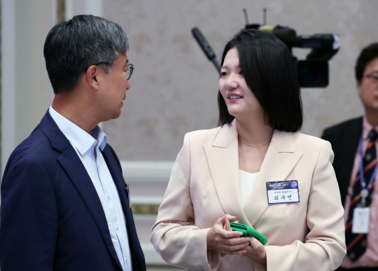 최수연 네이버 대표가 지난 9월 13일 청와대 영빈관에서 열린 제20차 비상경제민생회의 겸 대한민국 초거대 AI 도약 회의에 참석해 있다. 뉴시스