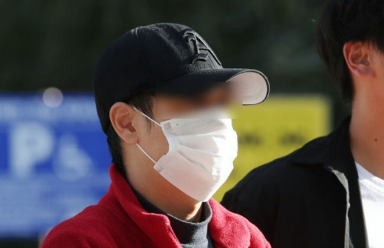 한동훈 법무부 장관 자택 앞 흉기 협박 사건 피의자가 지난 10월16일 서울중앙지방법원에서 열린 구속 전 피의자심문을 마친 뒤 법원을 나서는 모습. 뉴시스