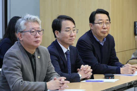 더불어민주당 조응천(왼쪽부터), 이원욱, 윤영찬 의원이 3일 오후 국회 의원회관에서 열린 ‘원칙과 상식, 안병진 교수에게 듣는다’ 간담회에서 안병진 경희대학교 미래문명원 교수의 발언을 경청하고 있다. 연합뉴스