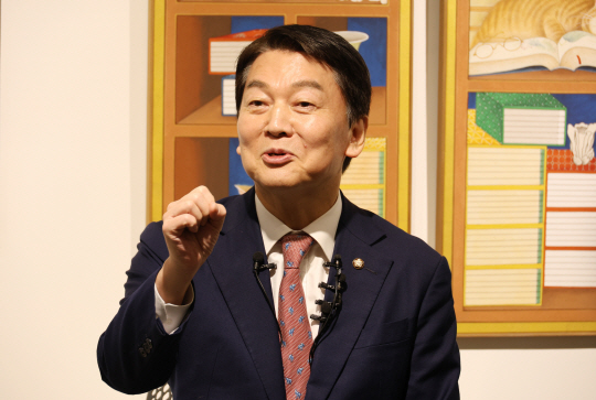 안철수 국민의힘 의원이 6일 오후 대구 남구 한 사무실에서 기자간담회를 열고 질문에 답하고 있다. 연합뉴스