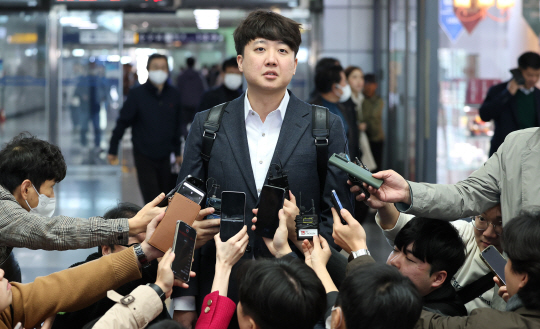 이준석 전 국민의힘 대표가 11월 9일 동대구역 제2맞이방에서 신당 추진 가능성에 대한 발언을 하고 있다. 뉴시스