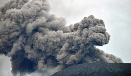 4일(현지 시간) 인도네시아 서수마트라주 아감에서 바라본 마라피 화산의 분화 모습. 전날 오후 2시 54분쯤 마라피 화산이 폭발하면서 화산재가 최고 3㎞ 높이까지 치솟았다. 로이터 연합뉴스(안타라 포토 제공)