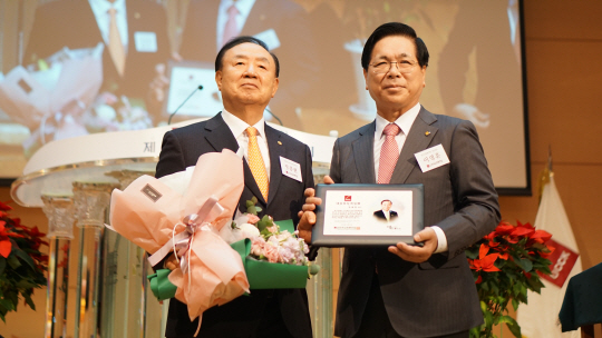 7일 한국교회총연합 대표회장에 선출된 장종현 신임 대표회장(왼쪽)이 이영훈 이임 대표회장으로부터 취임패를 전달 받고 있다. 한교총 제공
