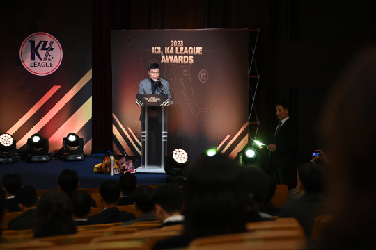 7일 서울 종로구 교보생명빌딩에서 열린 2023 K3, K4 리그 어워즈에서 심봉섭 여주FC 감독이 K4리그 최우수지도자상을 수상 후 소감을 밝히고 있다. 백동현 기자