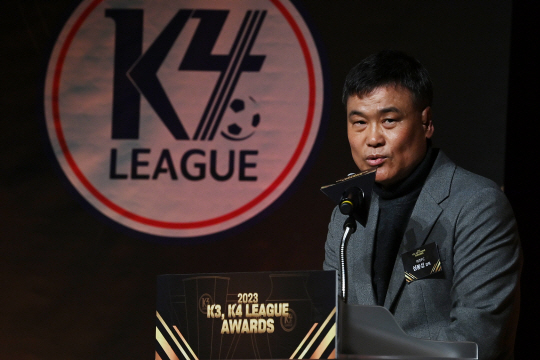 7일 서울 종로구 교보생명빌딩에서 열린 2023 K3, K4 리그 어워즈에서 심봉섭 여주FC 감독이 K4리그 최우수지도자상을 수상 후 소감을 밝히고 있다. 백동현 기자