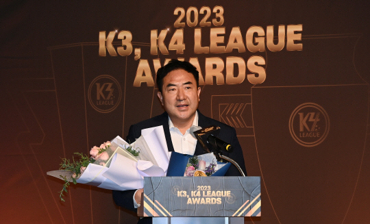 7일 서울 종로구 교보생명빌딩에서 열린 2023 K3, K4 리그 어워즈에서 강철 화성FC 감독이 K3리그 최우수지도자상을 수상 후 소감을 밝히고 있다. 백동현 기자