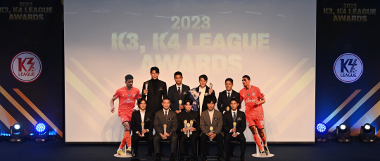 7일 서울 종로구 교보생명빌딩에서 열린 2023 K3, K4 리그 어워즈에서 베스트11을 차지한 선수들이 기념촬영하고 있다. 백동현 기자