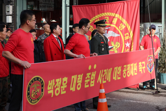 해병대 채모 상병 순직 사건 수사 이첩 관련 항명 및 상관명예훼손 혐의로 기소된 박정훈 전 수사단장(대령)이 7일 오전 서울 용산구 중앙지역군사법원에서 열린 관련 첫 공판 출석에 앞서 기자회견을 하고 있다. 연합뉴스