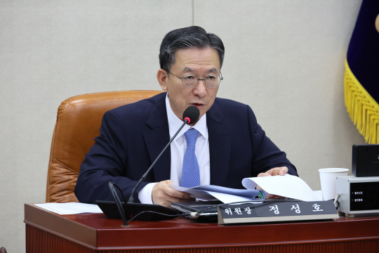 지난 9월 국회에서 열린 국방위원회 청원심사소위원회에 참석한 정성호 더불어민주당 의원이 발언하고 있다. 연합뉴스