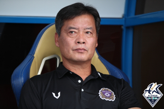 FC 안양 사령탑에서 물러난 이우형 감독. 한국프로축구연맹 제공