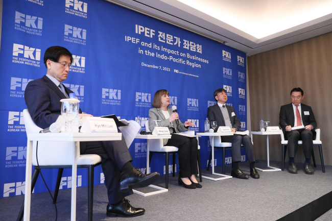7일 오전 서울 중구 소공동 롯데호텔에서 열린 ‘인도-태평양경제프레임워크(IPEF) 협상이 경제와 비즈니스에 미치는 영향’ 좌담회에서 참석자들이 토론을 벌이고 있다. 이혜민(왼쪽부터) 한국외국어대 초빙 교수와 웬디 커틀러 아시아소사이어티정책연구소 부회장, 이재민 서울대 교수, 허윤 서강대 교수. 한국경제인협회 제공