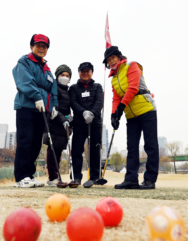 최근 시니어 사이에서 큰 인기를 끌고 있는 파크골프는 골프처럼 18홀을 돌지만, 골프와 달리 클럽은 1개만 사용한다. 박윤슬 기자