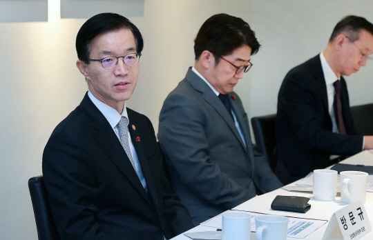 방문규(왼쪽) 산업통상자원부 장관이 8일 서울 중구 달개비 컨퍼런스하우스에서 열린 제3차 철강업계 불금 간담회를 주재하고 있다. 산업통상자원부 제공.