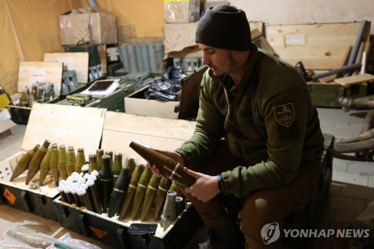드론용 탄약 투입 준비하는 우크라이나군. AFP 연합뉴스