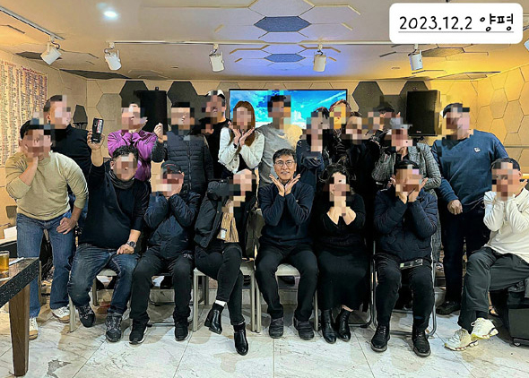 지난 2일부터 이틀간 경기 양평군 한 펜션에서 열린 안희정 전 충남지사와 지지자들의 단체모임 사진. 앞줄 중앙이 안 전 지사. 페이스북 그룹 ‘38선까지 안희정!’ 캡처