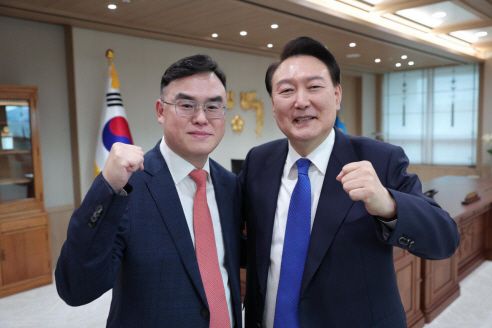 윤석열 대통령과 정호윤(왼쪽) 전 대통령실 공직기강팀장