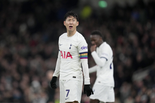 토트넘 홋스퍼의 손흥민 8일이 오전(한국시간) 영국 런던의 토트넘 홋스퍼 스타디움에서 열린 EPL 홈경기에서 경기가 풀리지 않자 실망스러운 표정을 짓고 있다. AP뉴시스