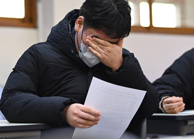 2024학년도 대학수학능력시험 성적표가 배부된 8일 경기도 수원시 효원고등학교 3학년 교실에서 수험생들이 성적표를 살펴보고 있다. 뉴시스