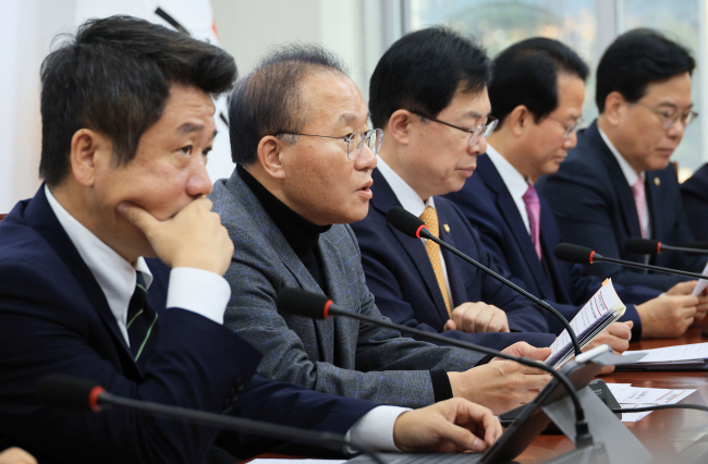 윤재옥(왼쪽 두 번째) 국민의힘 원내대표가 8일 오전 국회에서 열린 원내대책회의에 참석해 발언하고 있다. 왼쪽부터 유의동 정책위의장, 윤 원내대표, 이만희 사무총장, 류성걸·송언석 의원.  연합뉴스