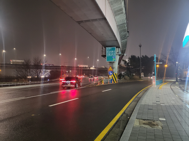 6일 오후 서울 강남구 삼성동 종합운동장 인근 주유소 앞 인도에서 바라본 올림픽대로 진입로. 보행자의 진입을 막는 안전시설이 설치돼 있지 않다. 박상훈 기자