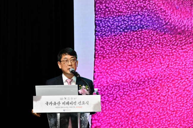 최응천 문화재청장이 8일 국가유산 미래비전을 발표하고 있다. 문화재청 제공