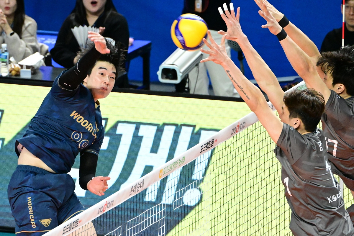 우리카드 김지한(왼쪽)의 스파이크[한국배구연맹 제공. 재판매 및 DB 금지]