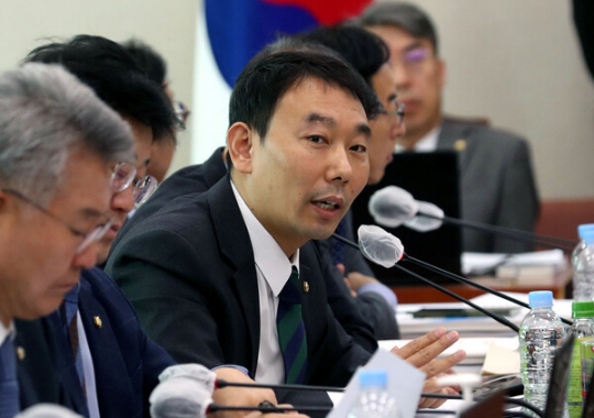 김용민 더불어민주당 의원이 지난 10월 26일 오전 서울 여의도 국회에서 열린 산업통상자원중소벤처기업위원회의 한국전력공사 등 국정감사에서 질의를 하고 있다. 뉴시스