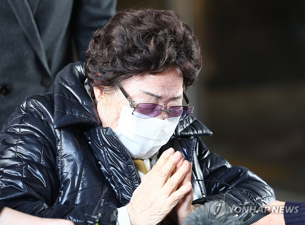 23일 오후 서울 서초구 서울고등법원에서 열린 일본군 ‘위안부’ 피해자·유족의 일본 정부 상대 손해배상 청구 소송 2심 선고 기일에서 이용수 할머니가 법원의 1심 각하 취소 판결을 받은 뒤 기뻐하고 있다. 2023.11.23 [연합뉴스]