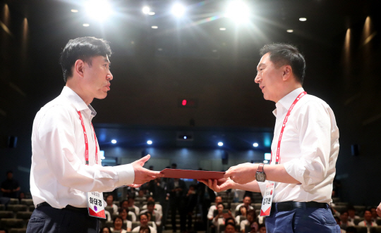 김기현 국민의힘 당 대표가 지난 8월 인천 중구 인천국제공항공사 인재개발원에서 열린 ‘국민과 함께 3대 개혁 완수-2023 국회의원 연찬회’에서 하태경 시민단체선진화특위 위원장에게 감사장을 전달하고 있다. 뉴시스